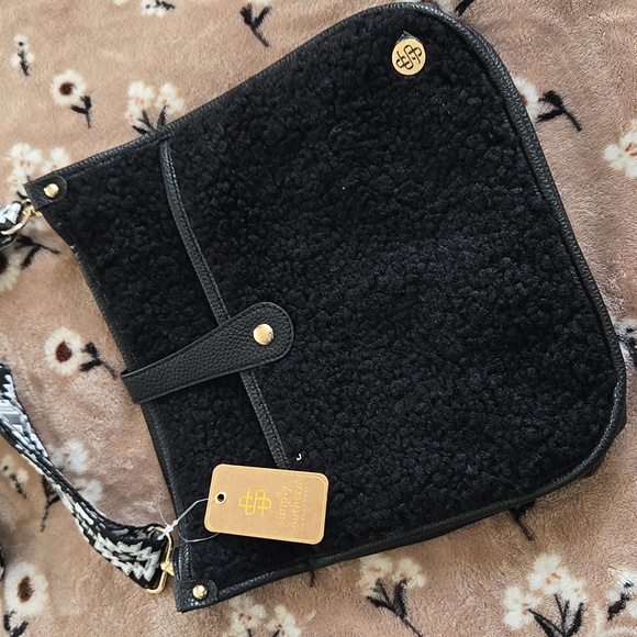 NWT Simply Southern Sherpa Crossbody Black & Gold - Picture 2 of 5